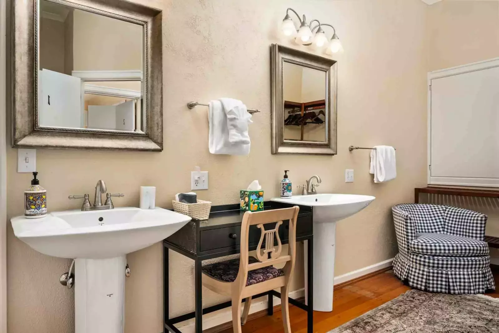 Two nice sinks and plenty of space.