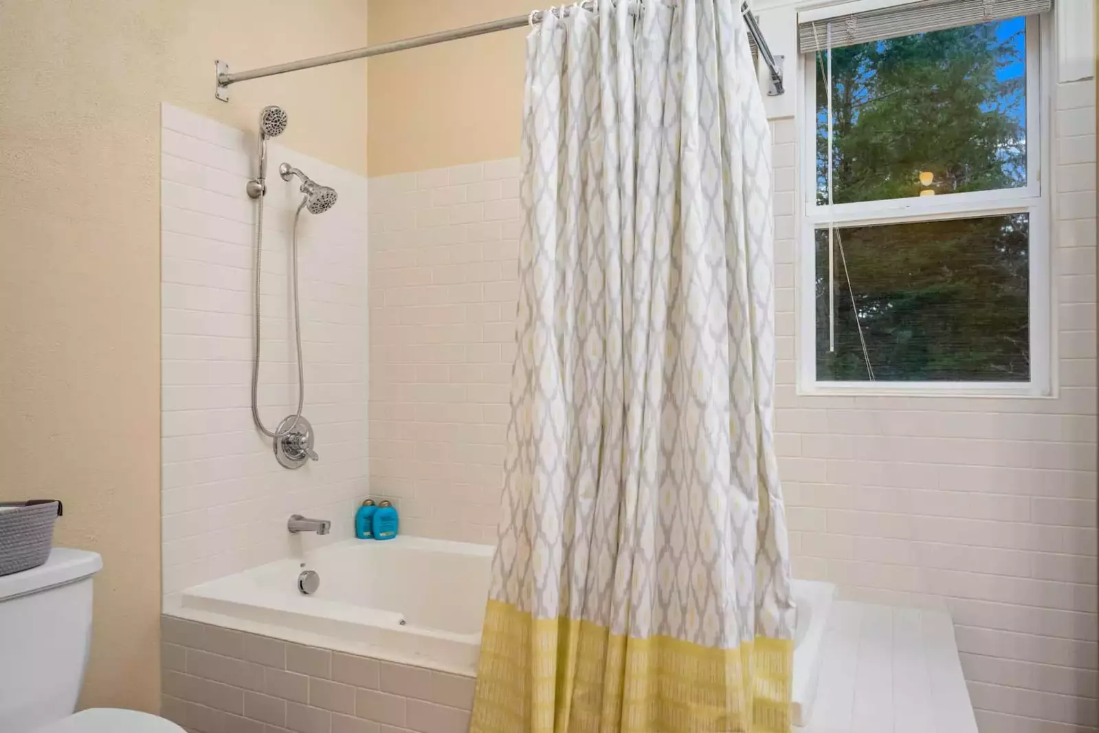 The bathtub is well made with excellent water pressure.