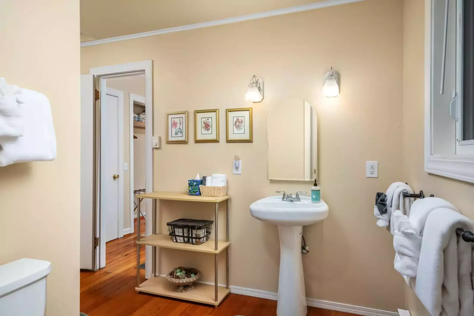 With 5 full bathrooms everyone staying here has ample privacy.