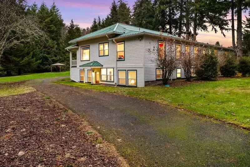 The Oregon Coast is full of natural wonders. We are happy to recommend our favorite hikes, parks, tidepools, and more.