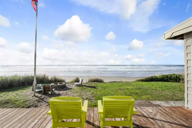 Welcome to The Little Sand Castle, a charming, retro oceanfront retreat in Rockaway Beach!