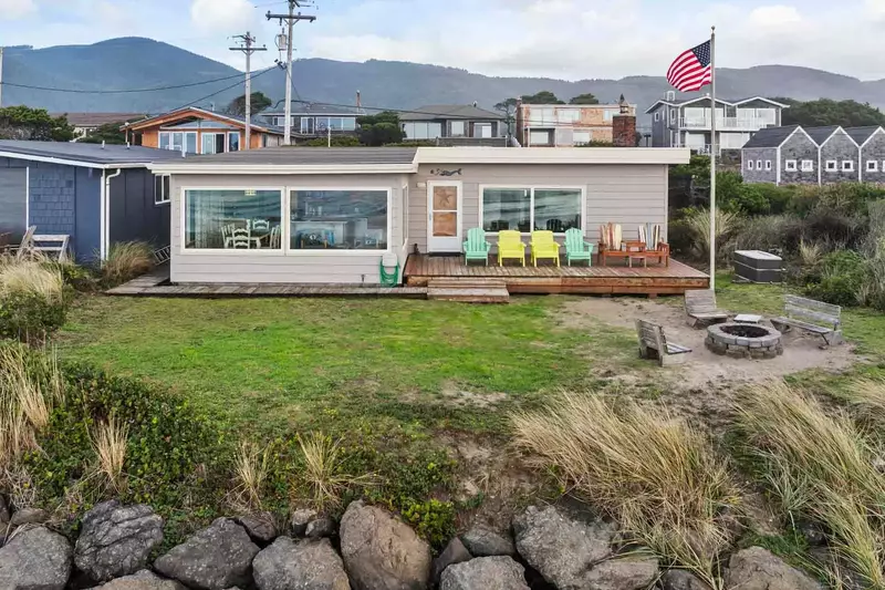 "View is amazing! Lots of windows to feel like you are outside even when you are not." - Erin