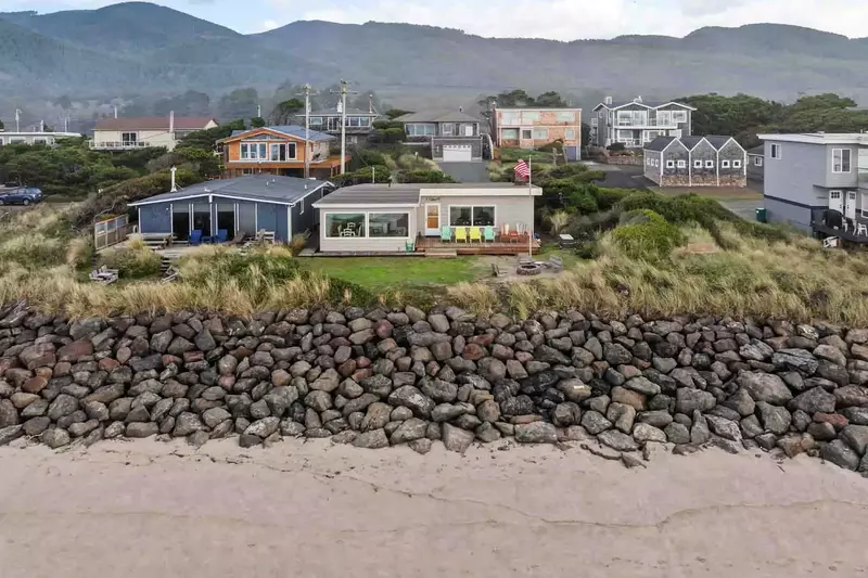 "Pleace was super cute, clean and tidy. Access to the beach was beyond easy. We enjoyed our nights there and will be back again!" - Kenneth