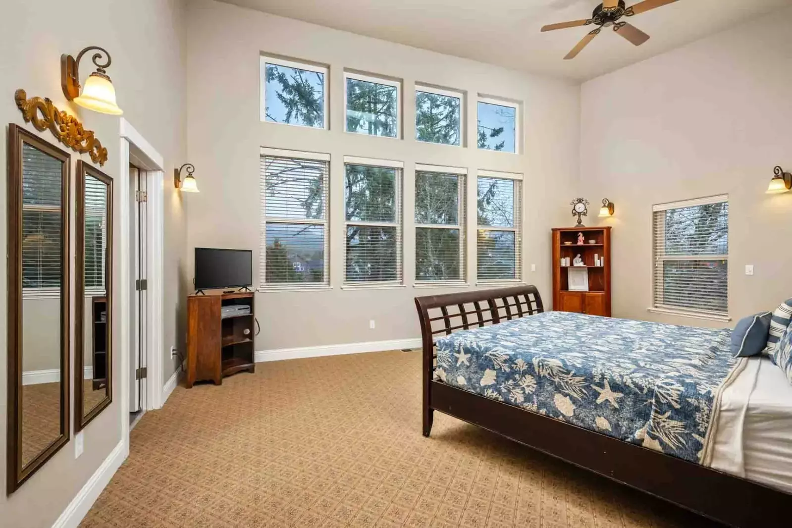 This rental also has vcr/dvd players, with dvds and vhs as well.