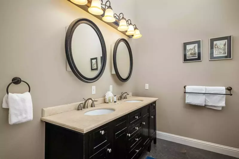 With 3.5 bathrooms everyone staying here has ample privacy.