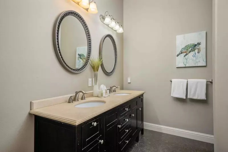 This rental is 1 block away from Seaside's iconic golf course.