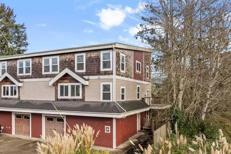 This rental is a short distance from the hustle and bustle of downtown Seaside. Guests get a tranquil escape while being able to enjoy the city.