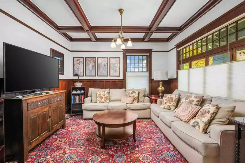 Relax on the comfy sofa and enjoy the flat screen smart TV, where you can log into your Netflix, Hulu, or other streaming service accounts.