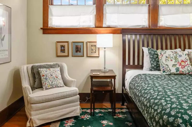 This rental is just a short drive from cute and historic towns such as Newberg, Dundee, Carlton, to name a few.