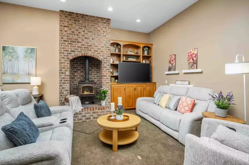 With its expansive property, modern comforts, and endless options for relaxation and recreation, Cooper Haven is the ultimate retreat.