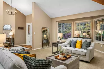 "Our stay was fantastic! The house was clean, the beds & sofas were comfortable, and the kitchen had everything we needed." - Linda