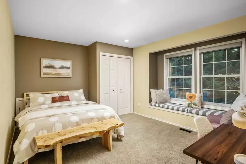 While Cooper Haven is secluded in nature, it is only a short drive from downtown Beaverton and Portland.