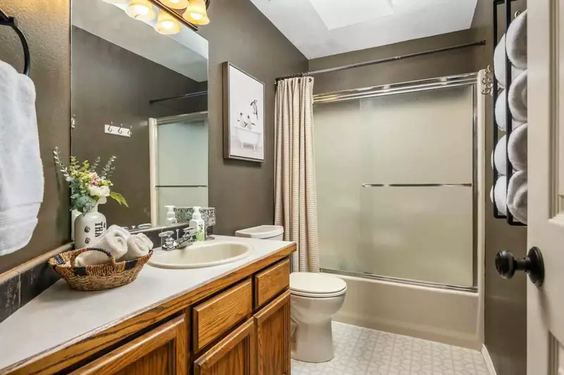 We really enjoyed soaking in the hot tub and relaxing by the fully stocked fire pit. Lots of fun for the kids!! We will definitely stay again! - Linda