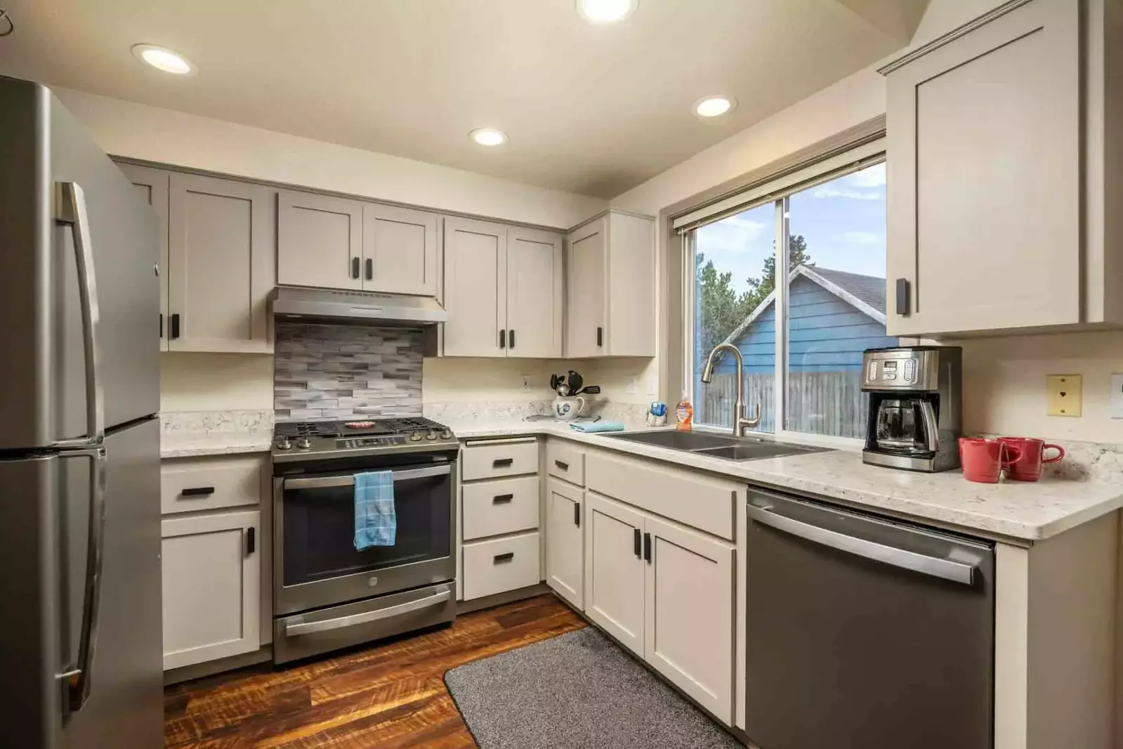 The fully equipped kitchen makes meal prep a breeze, complete with all the essentials.