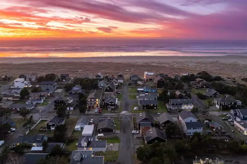 The beach here is one of the longest beaches in Oregon. Spend a day building sand castles, watching birds, reading books, and enjoying its beauty!