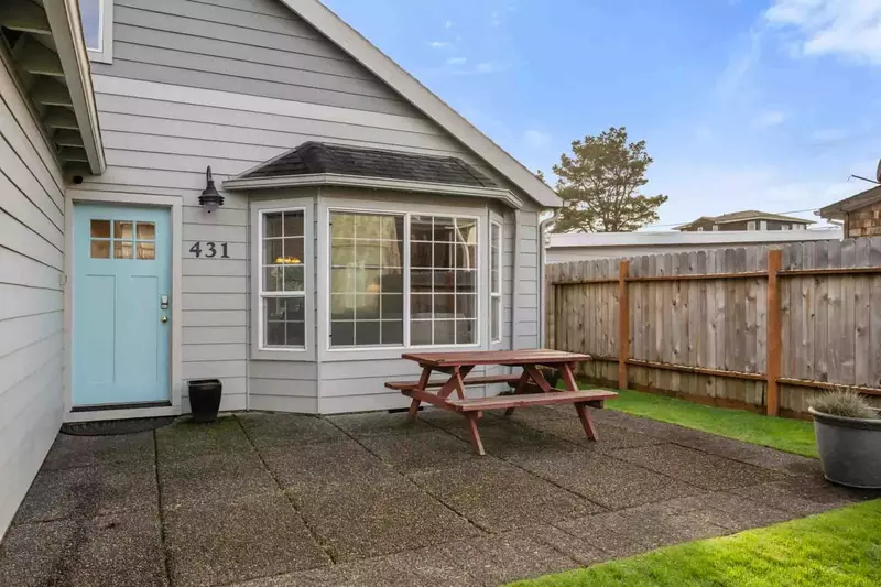 There is a portable fire pit available for guests in the garage. Enjoy responsibly!