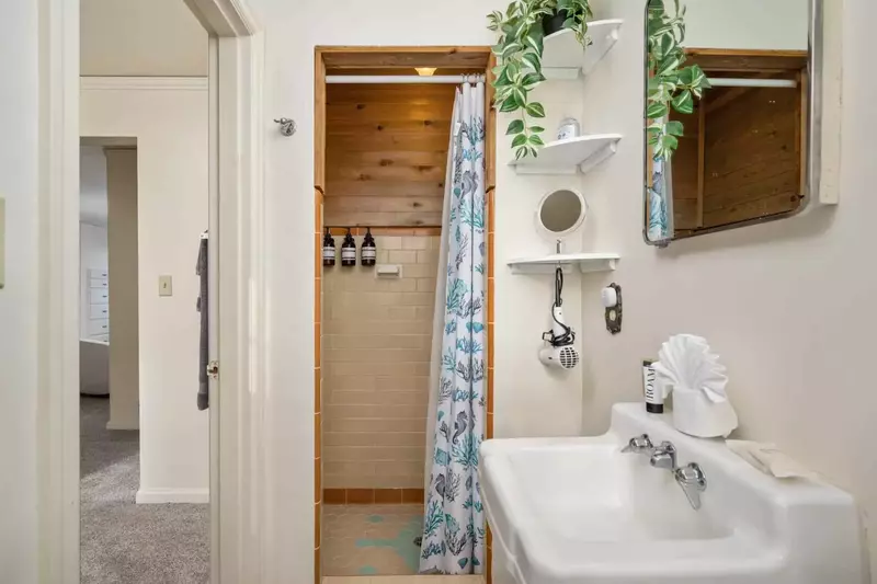 With 3.5 bathrooms everyone staying here has ample privacy.