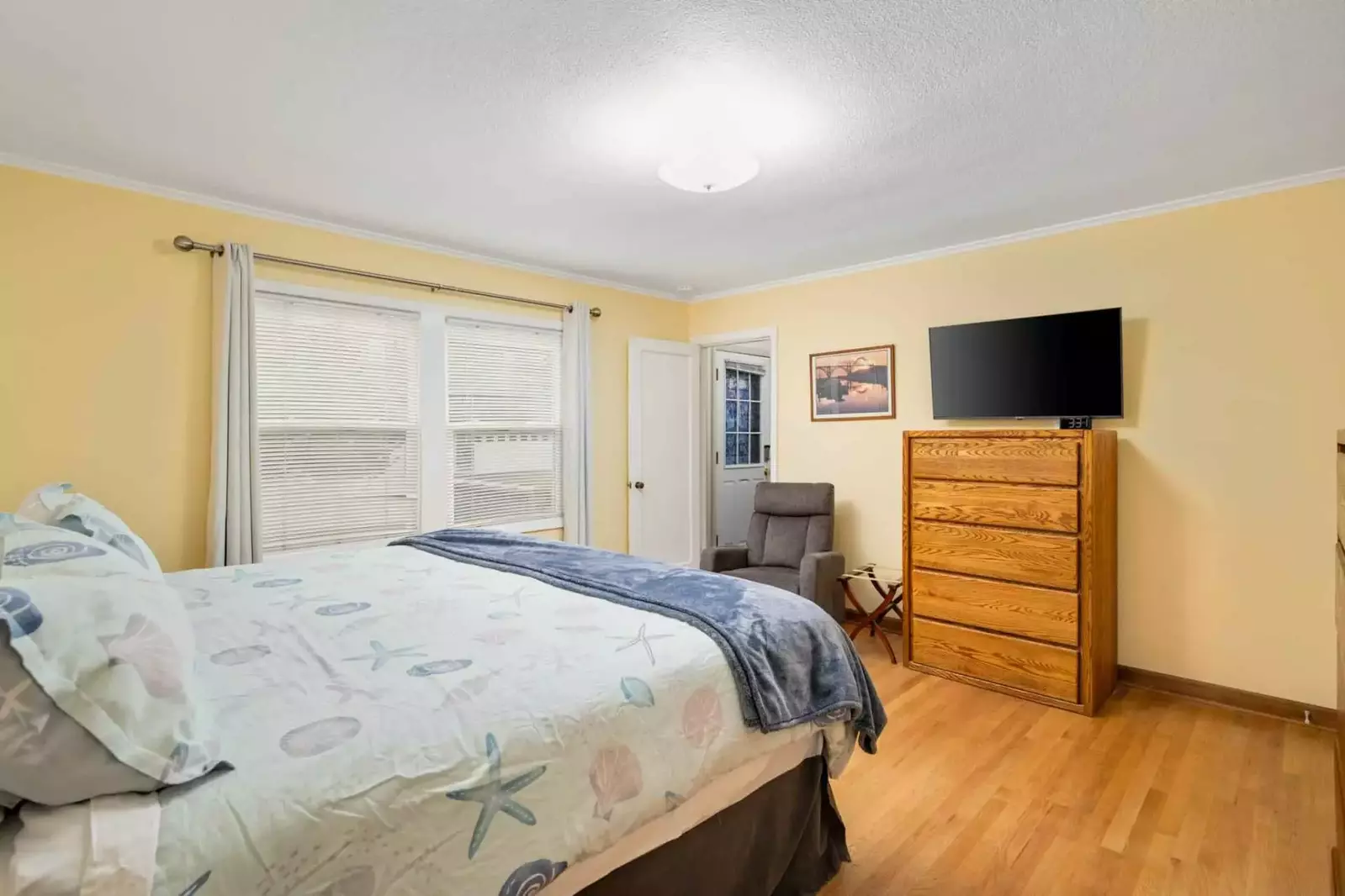 "Had a great time with my family, the place was warm and cozy. we loved the view the home had and the neighborhood was beautiful as well!" - Laura