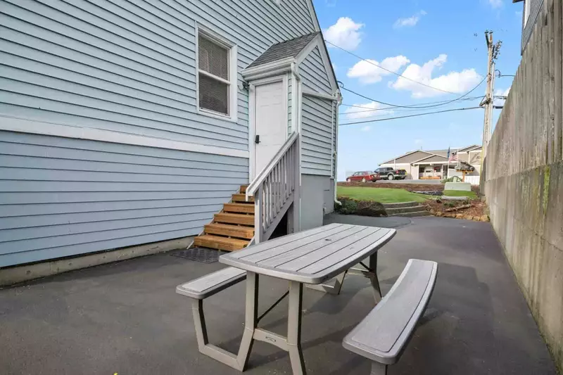 Seaside is south of Historic Astoria and north of iconic Cannon Beach. Use this rental as a base camp for an Oregon Coast adventure!