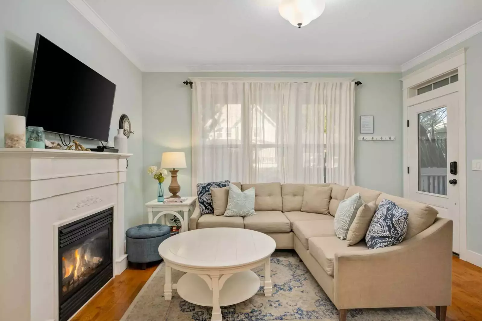 This rental is in the Olivia Beach neighborhood of Lincoln City. A cute, relaxing area with excellent beach access and a seasonal pool.