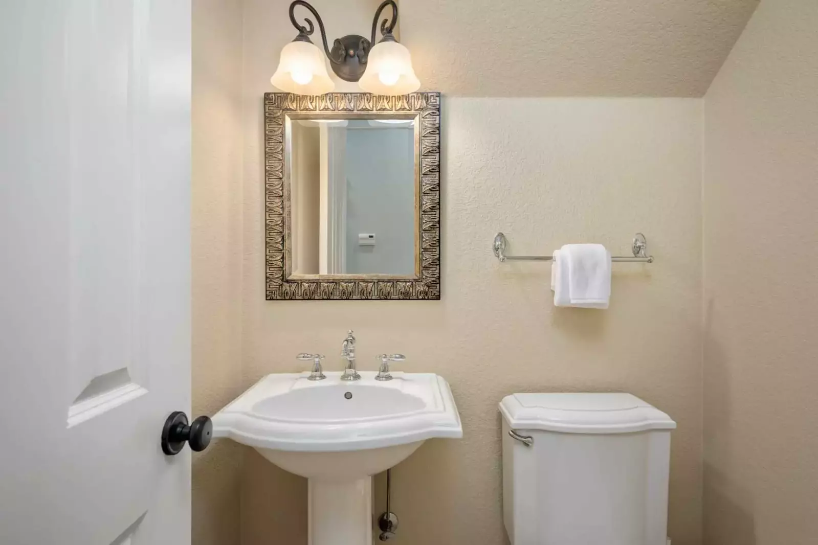 With 3.5 bathrooms everyone staying here has ample privacy.