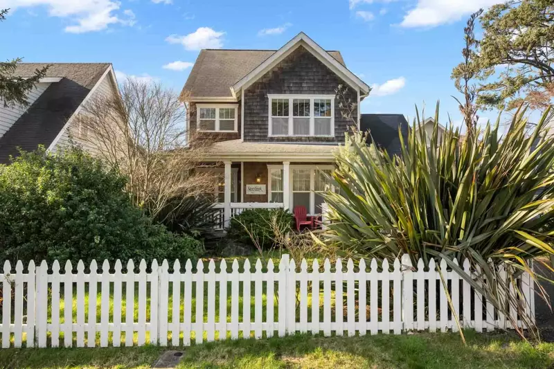 Lincoln City is south of Cannon Beach & Seaside and north of Newport. Use this rental as a base camp to explore the Oregon Coast.