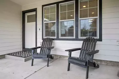 Downtown Milwaukie is vibrant with shopping, restaurants, cafes, a movie theater, an arcade, bars, and a  lovely waterfront park.