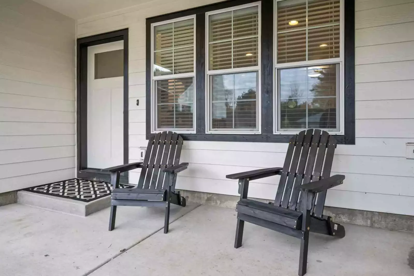 Downtown Milwaukie is vibrant with shopping, restaurants, cafes, a movie theater, an arcade, bars, and a  lovely waterfront park.