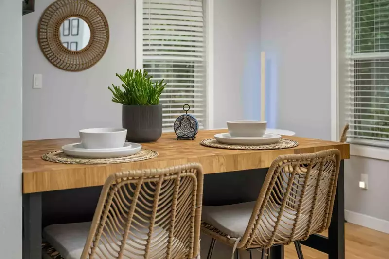 Sellwood also features dozens of places to eat. Enjoy food carts, burgers, bakeries, cafes, sushi, burritos, breweries, vegan options, and more!