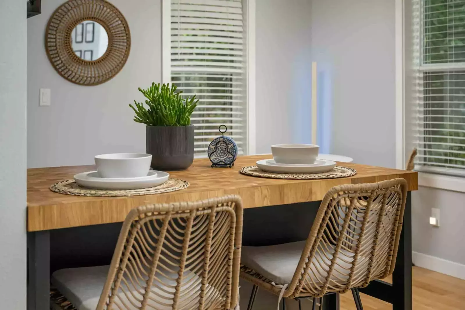 Sellwood also features dozens of places to eat. Enjoy food carts, burgers, bakeries, cafes, sushi, burritos, breweries, vegan options, and more!