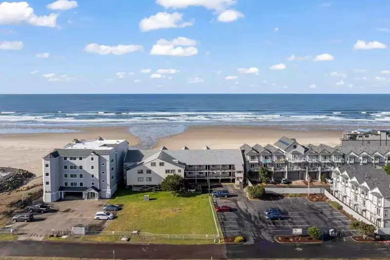 Jan's place is right on the beach, and has easy access to the Oregon Coast Highway.