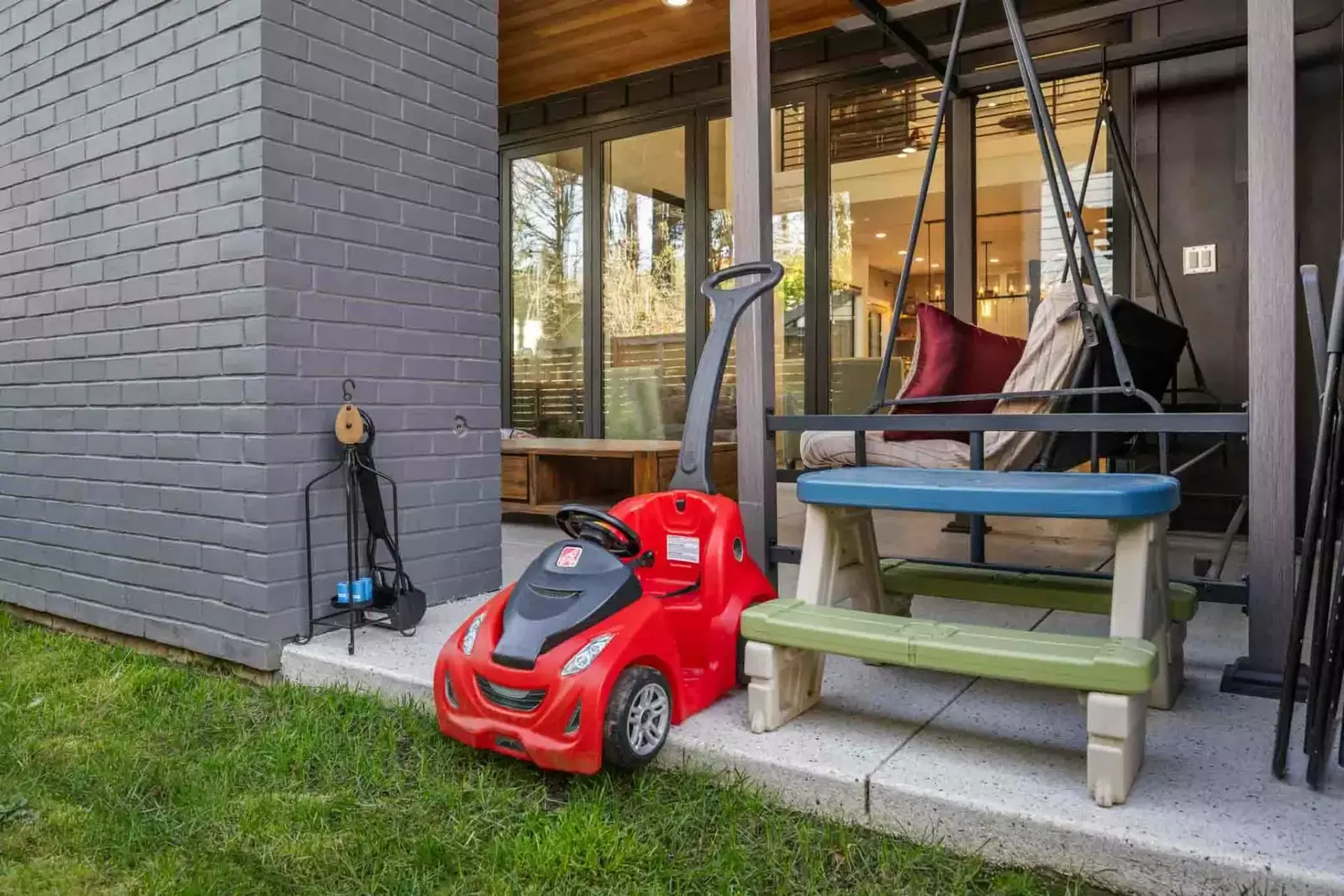 The yard is ideal for fun and games!