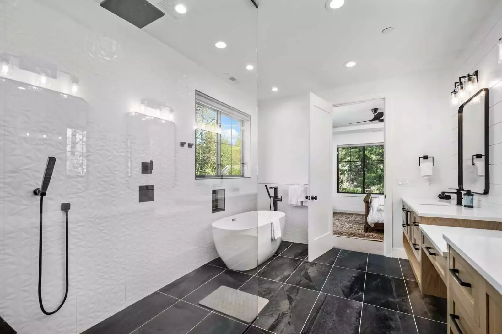 With 3.5 bathrooms everyone staying here has ample privacy.