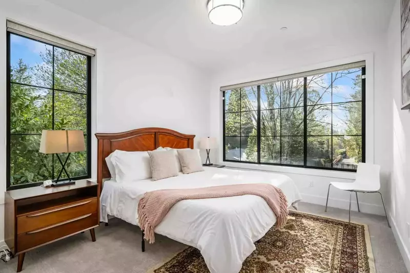 Another luxurious bed with excellent views.