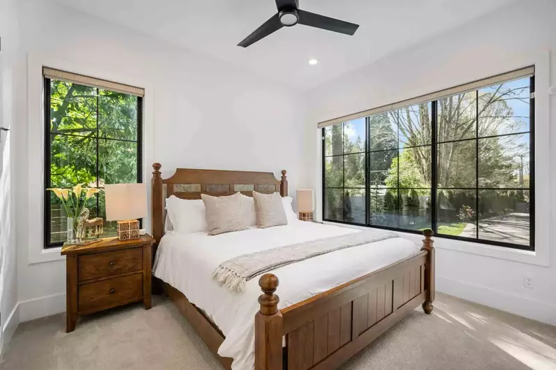 Enjoy fantastic natural light as you wake up in this wonderful bedroom.
