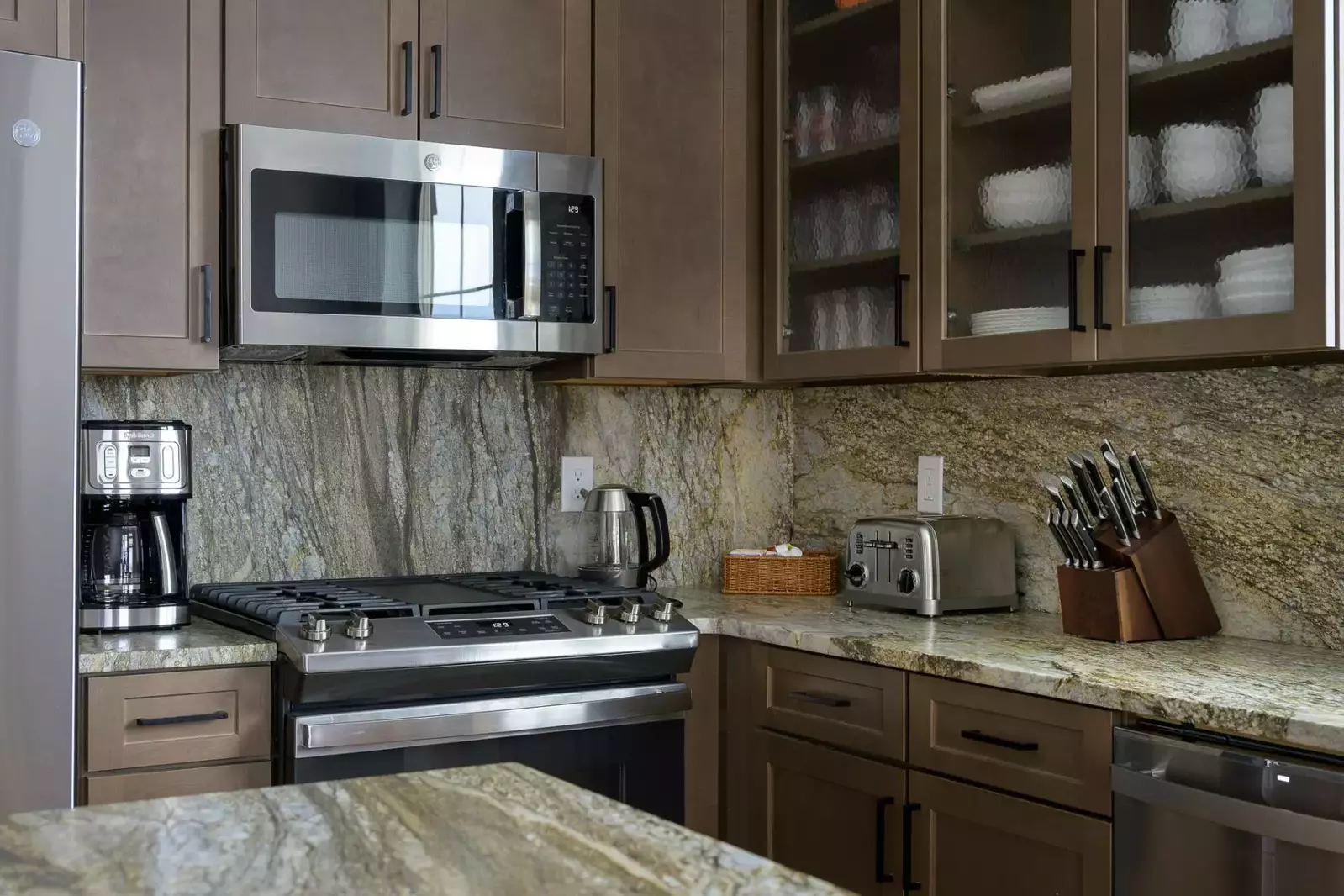 Coffee lovers are in luck as this rental provides coffee. There are also cute cafes a short drive away.