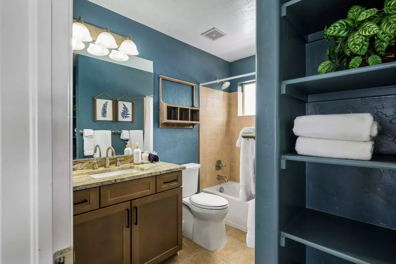 With four full bathrooms everyone staying here has ample privacy.