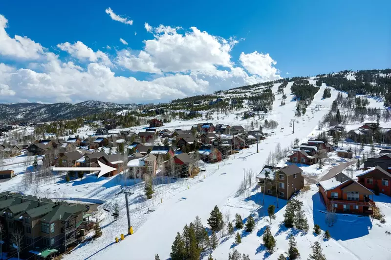 With a ski lift basically right around the corner this is a snow sport paradise.