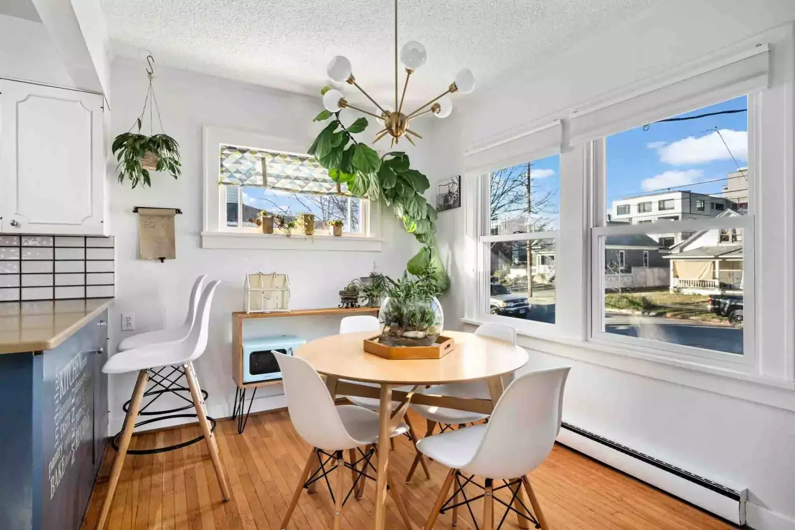 This rental is located in Southeast Portland, a vibrant neighborhood full of fun businesses, delicious food, and cute houses.