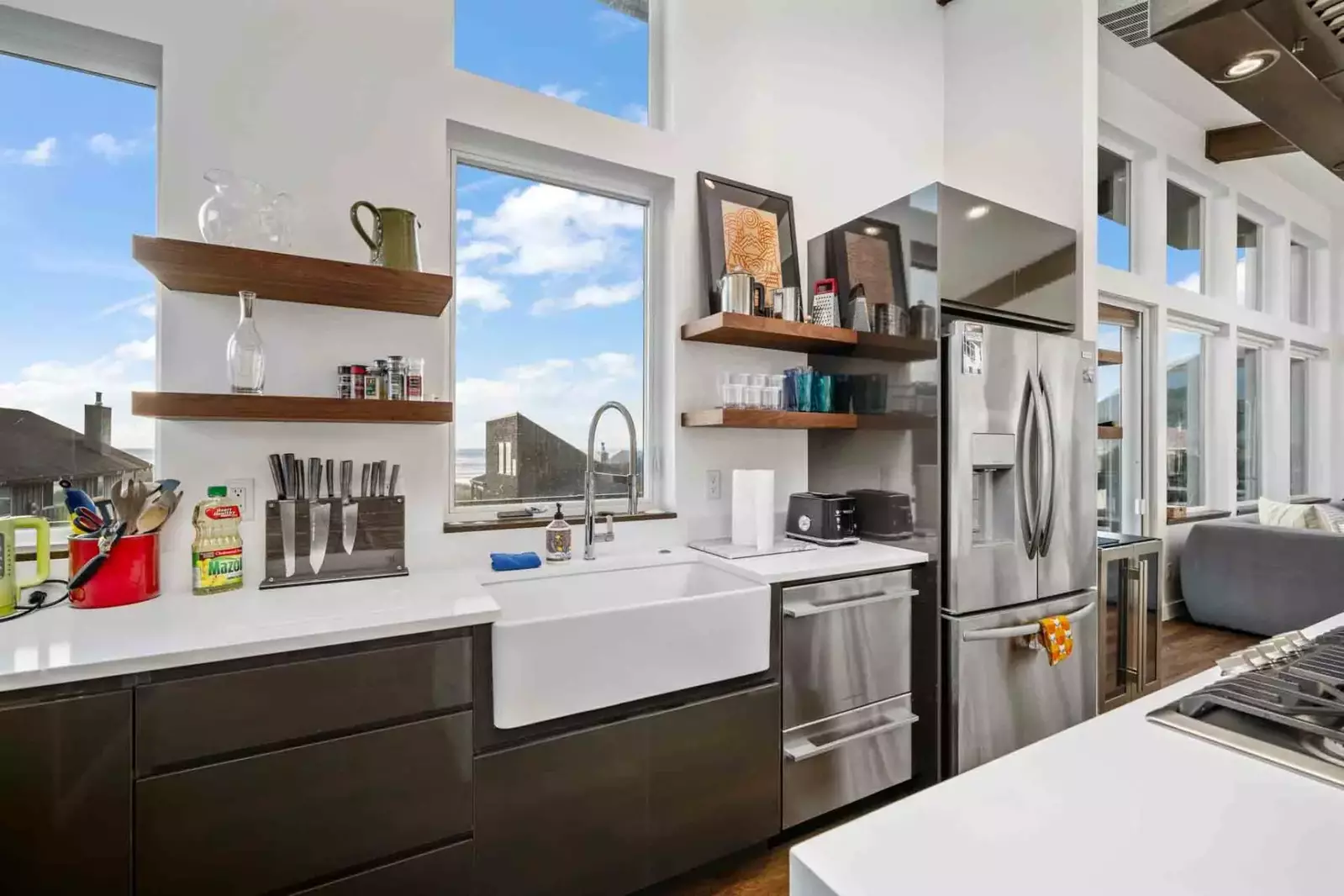 The centrally located island stove allows for an efficient cooking experience.