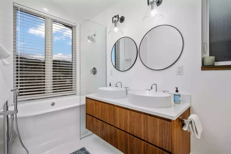 With 2 full bathrooms everyone staying here has ample privacy.