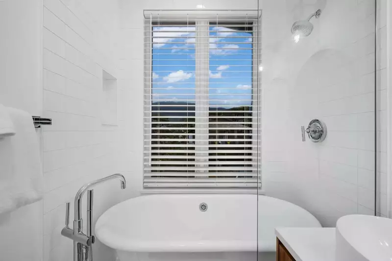 The raised bathtub is an excellent place to unwind after a day exploring the Oregon Coast.