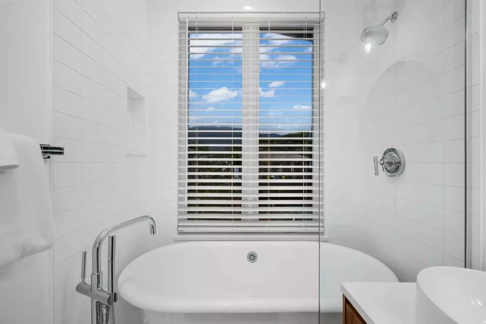 The raised bathtub is an excellent place to unwind after a day exploring the Oregon Coast.