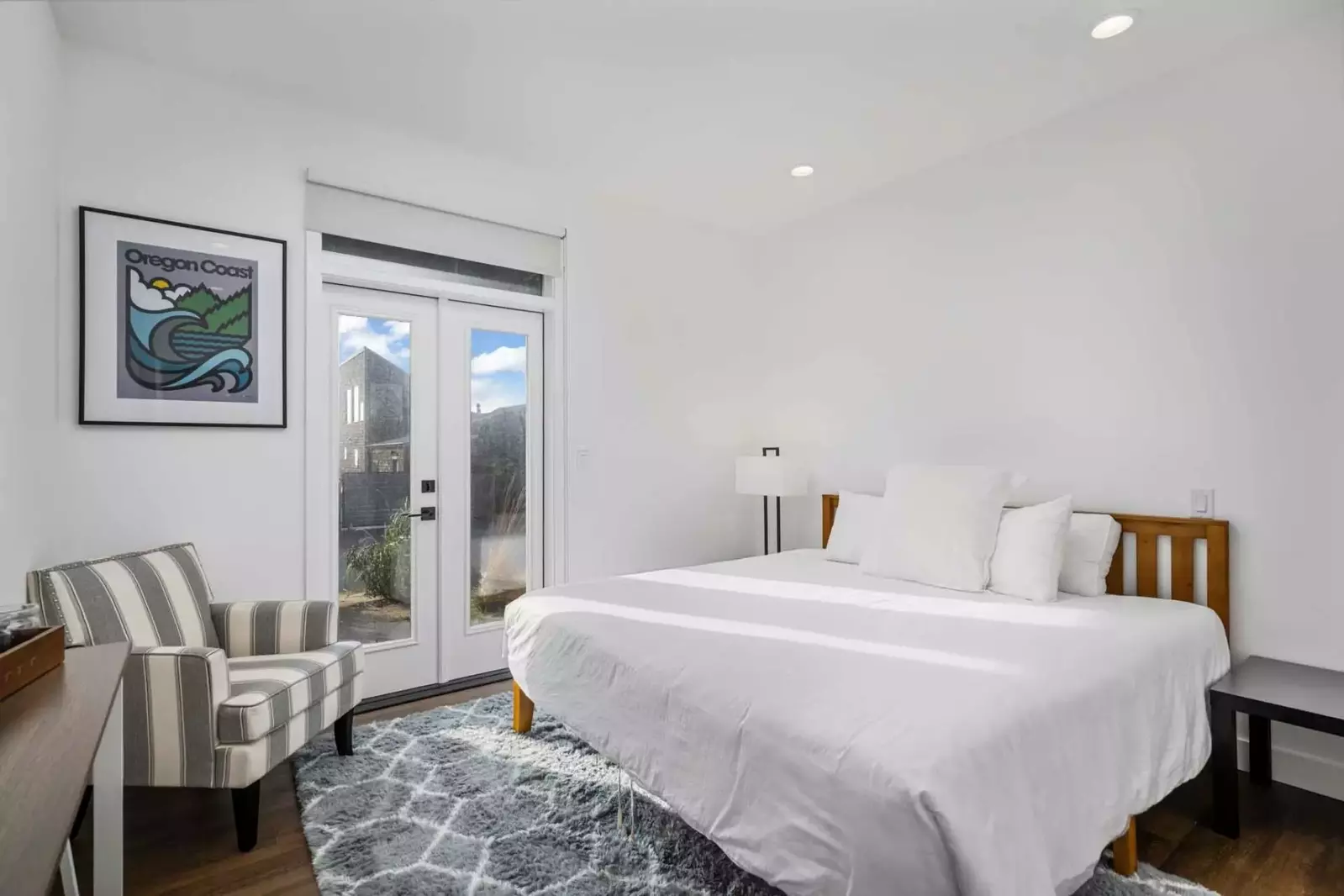 Another very comfortable bed with a relaxing view.