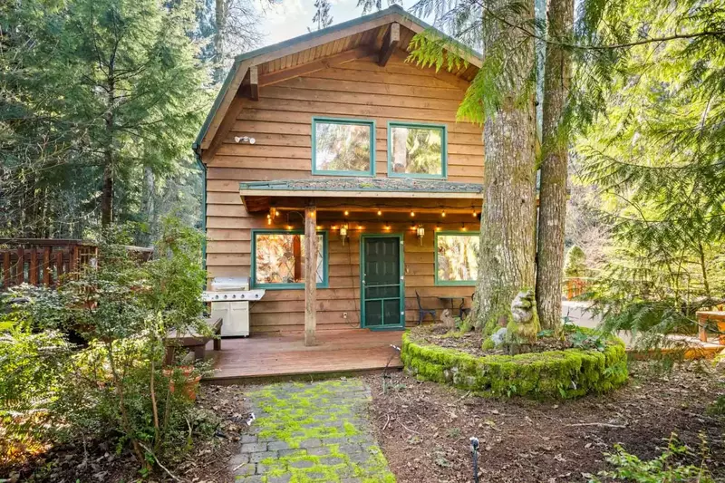 Crystal Creek Cabin is secluded in the forest along the Salmon River, but only a short drive from town.