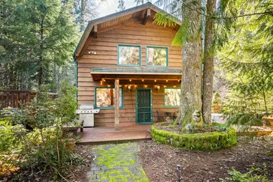 Crystal Creek Cabin is secluded in the forest along the Salmon River, but only a short drive from town.
