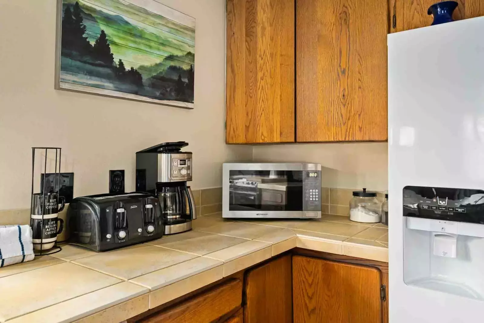 Coffee lovers are in luck as this rental provides coffee. There are also cute cafes a short drive away.