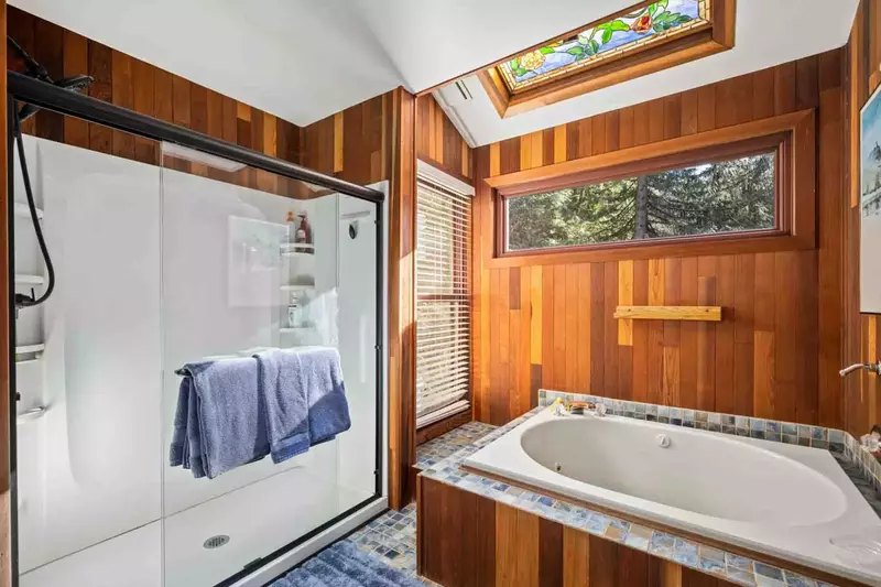 The spa set up of this bathroom adds to the luxurious atmosphere of Crystal Creek Cabin.