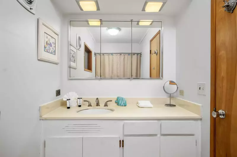 Another clean bathroom with excellent water pressure.