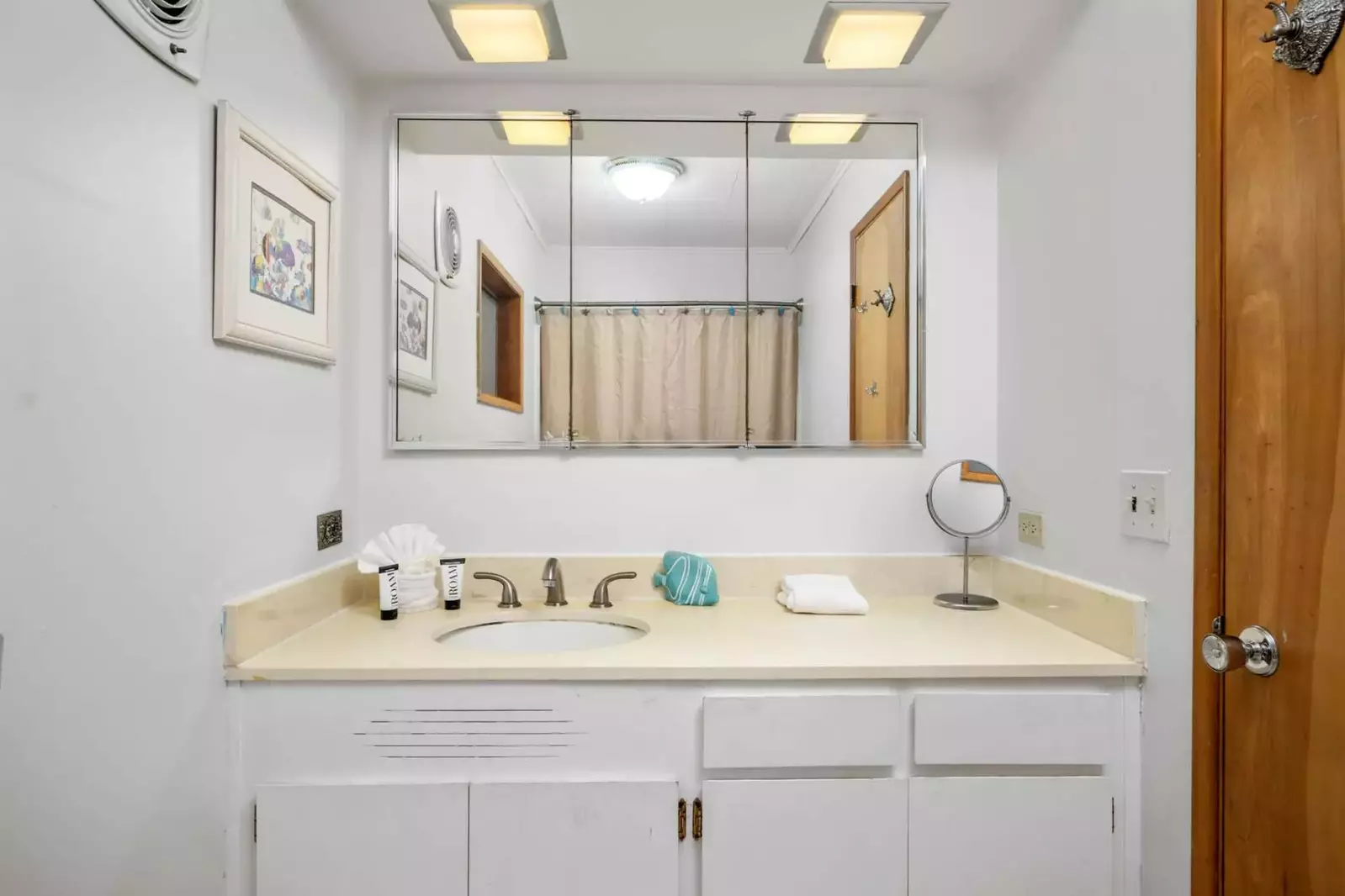 Another clean bathroom with excellent water pressure.